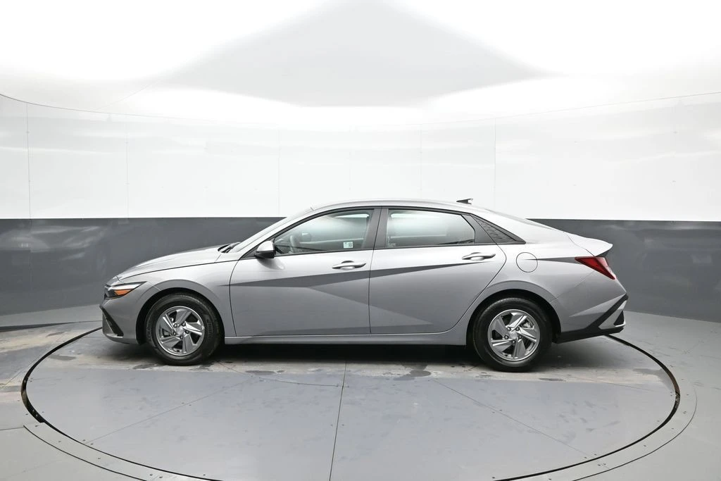 2025 Hyundai Elantra - Image 9 of 21
