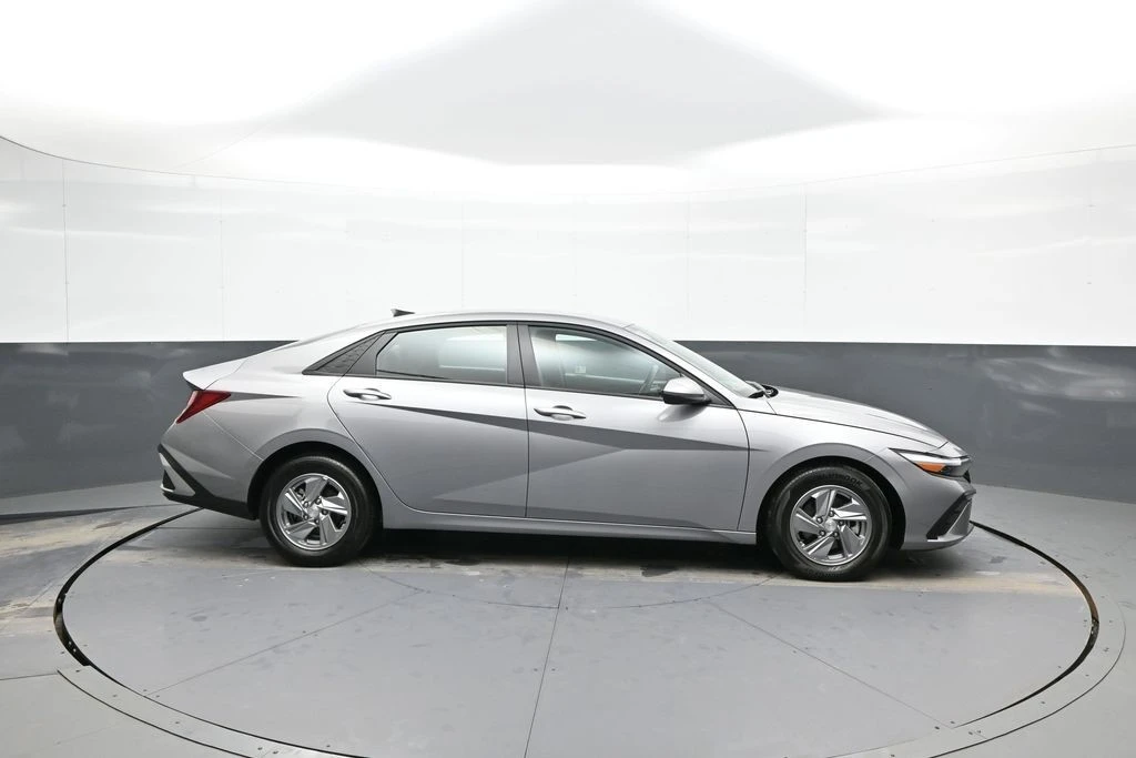 2025 Hyundai Elantra - Image 5 of 12