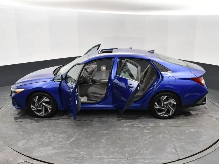 2025 Hyundai Elantra - Image 7 of 12