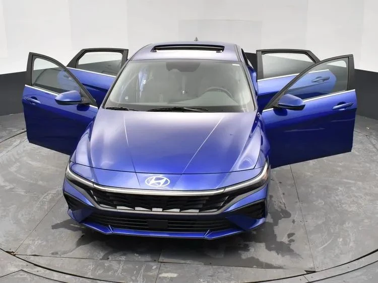 2025 Hyundai Elantra - Image 10 of 12