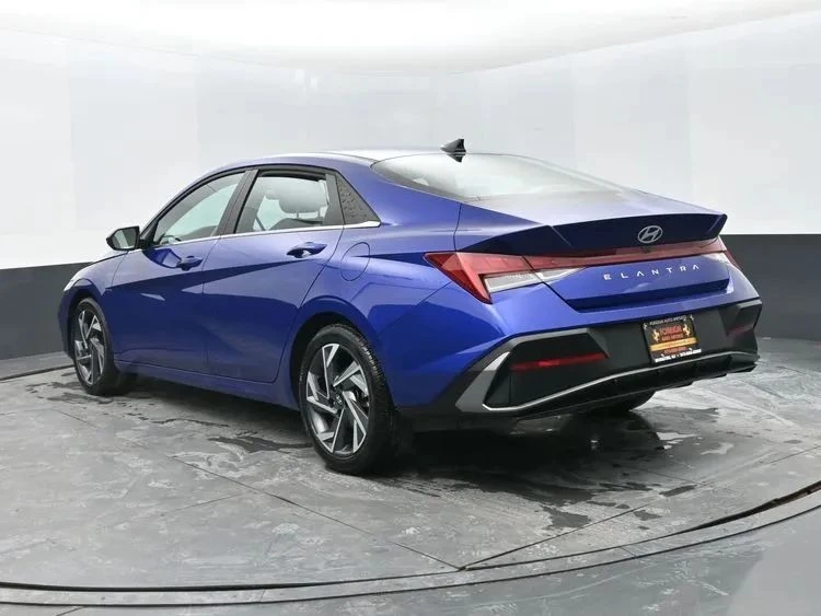 2025 Hyundai Elantra - Image 9 of 12