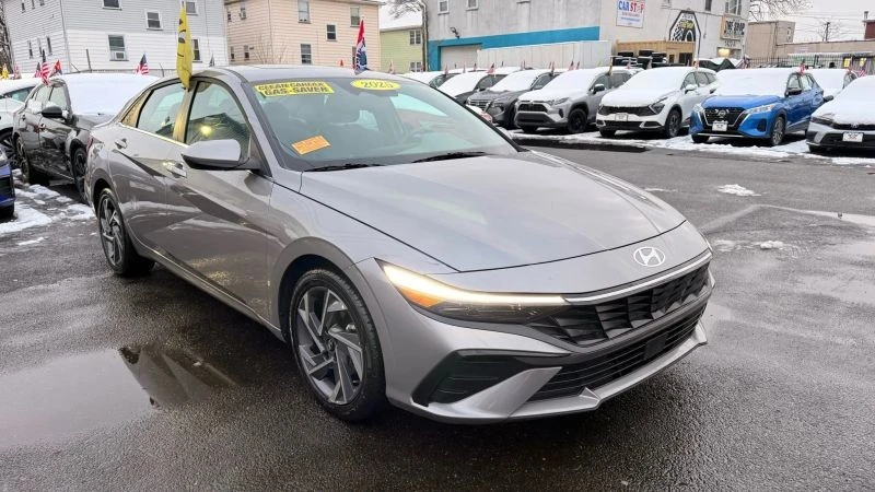 2025 Hyundai Elantra - Image 2 of 12