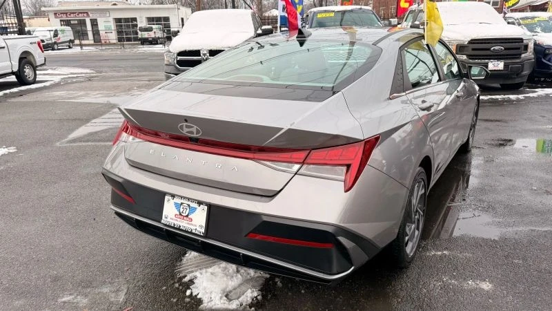 2025 Hyundai Elantra - Image 5 of 12