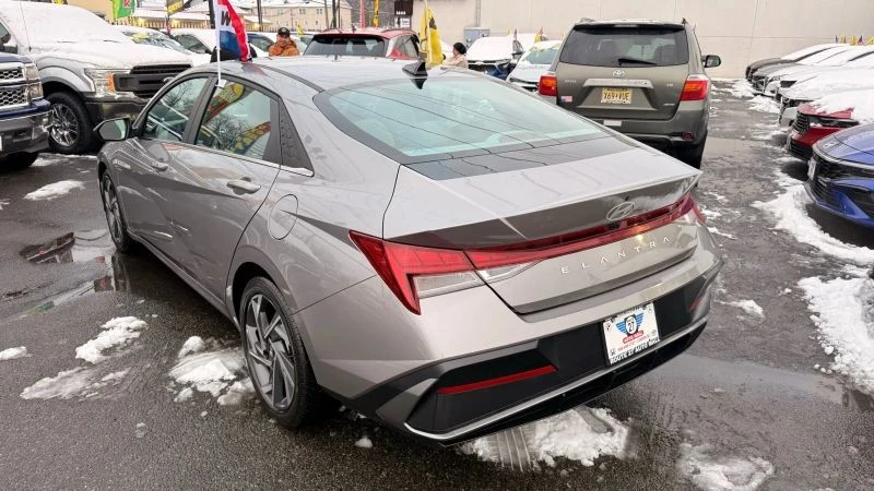 2025 Hyundai Elantra - Image 7 of 12