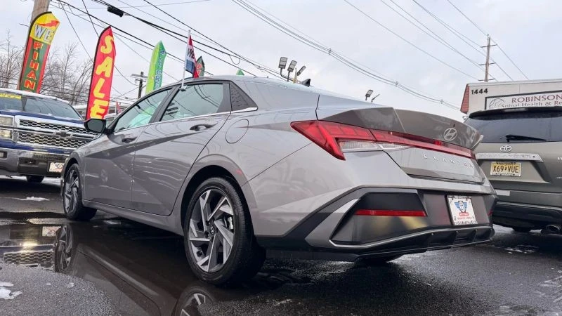 2025 Hyundai Elantra - Image 8 of 12