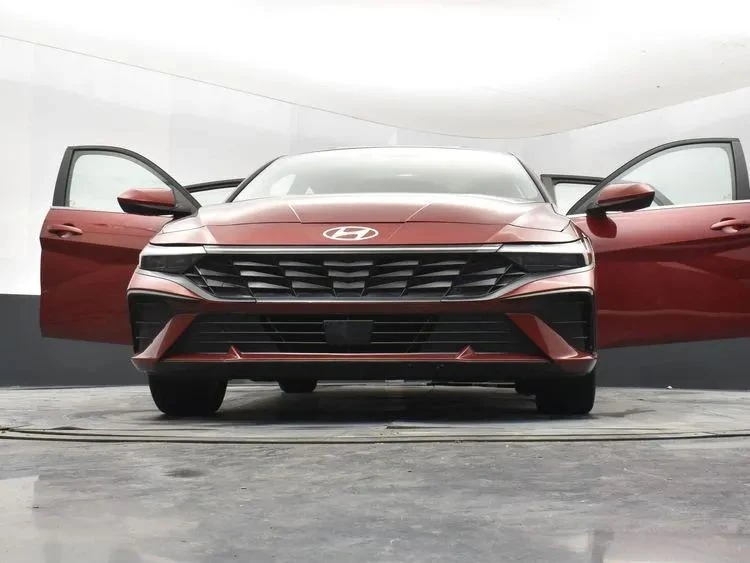 2025 Hyundai Elantra - Image 11 of 12
