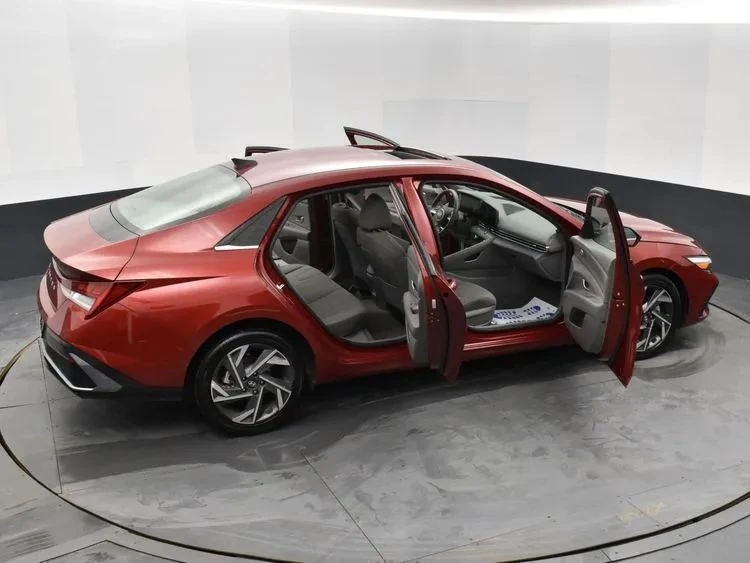2025 Hyundai Elantra - Image 6 of 12