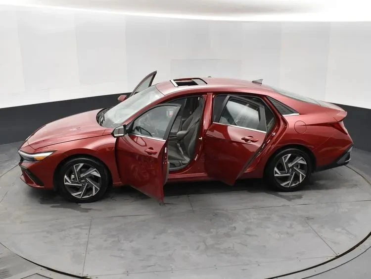 2025 Hyundai Elantra - Image 7 of 12