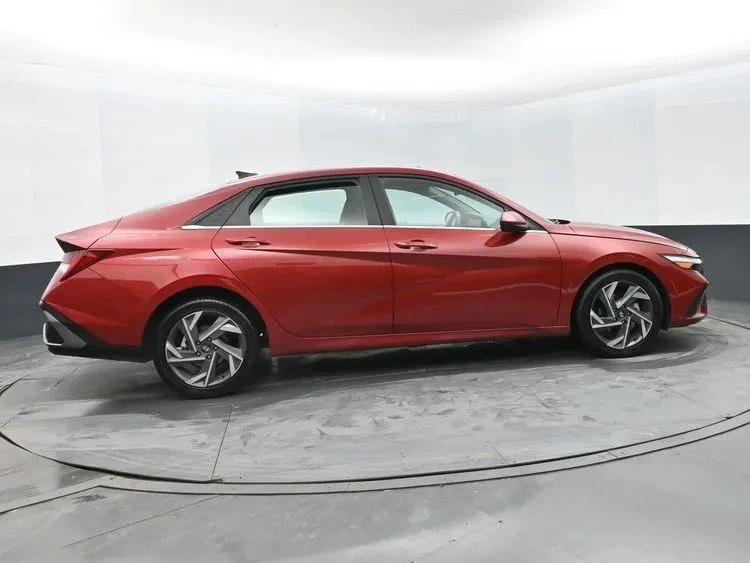 2025 Hyundai Elantra - Image 4 of 12