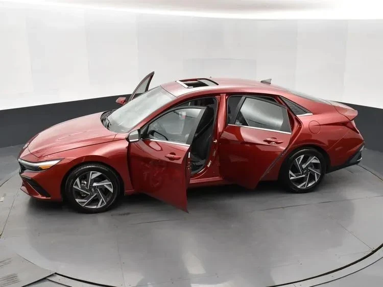 2025 Hyundai Elantra - Image 7 of 12