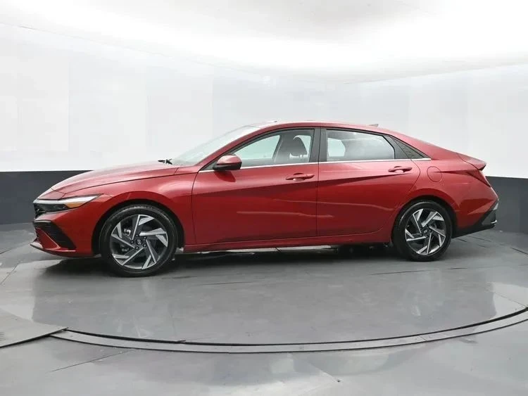 2025 Hyundai Elantra - Image 5 of 12