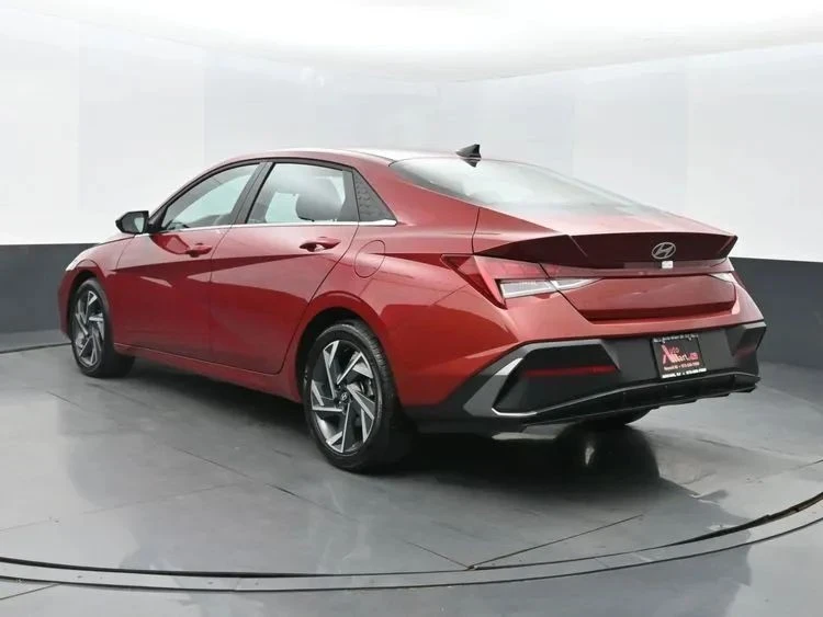 2025 Hyundai Elantra - Image 9 of 12