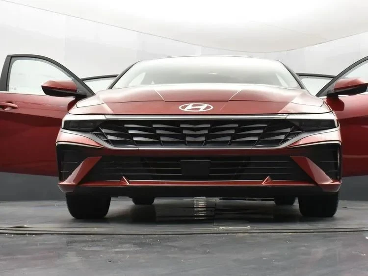2025 Hyundai Elantra - Image 11 of 12