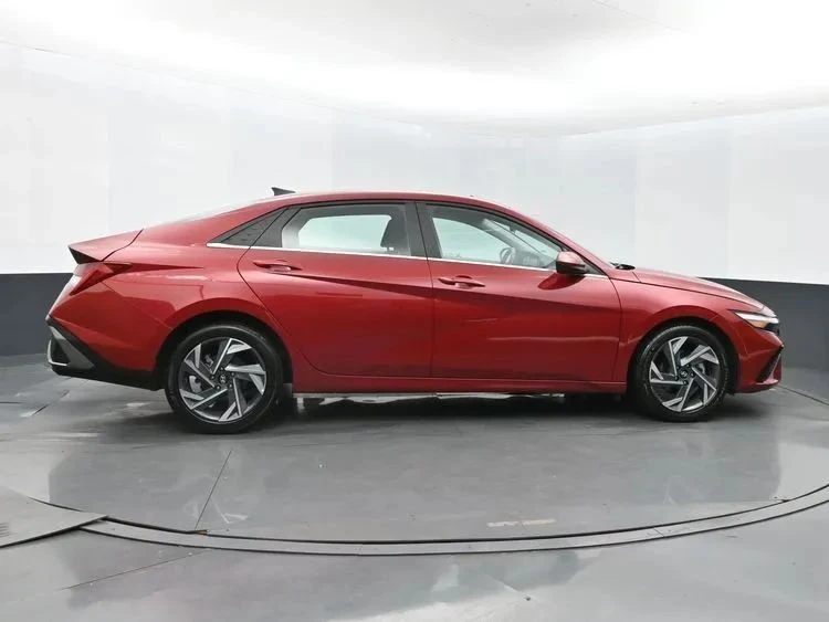 2025 Hyundai Elantra - Image 4 of 12