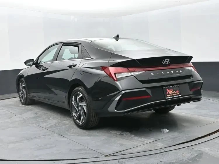 2025 Hyundai Elantra - Image 9 of 12