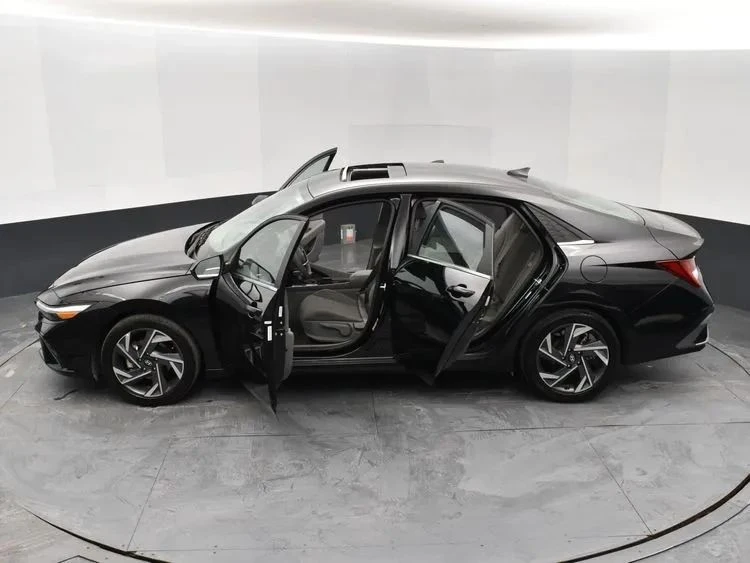 2025 Hyundai Elantra - Image 7 of 12
