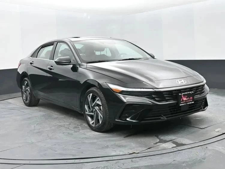 2025 Hyundai Elantra - Image 2 of 12