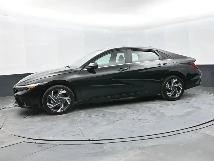 2025 Hyundai Elantra - Image 5 of 12