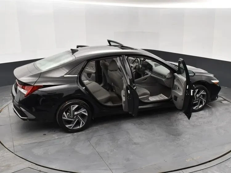 2025 Hyundai Elantra - Image 6 of 12