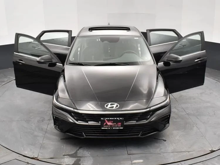 2025 Hyundai Elantra - Image 10 of 12