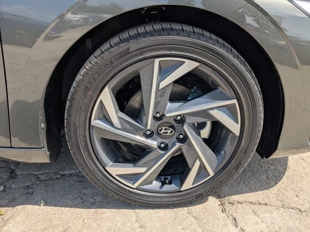 2025 Hyundai Elantra - Image 8 of 21