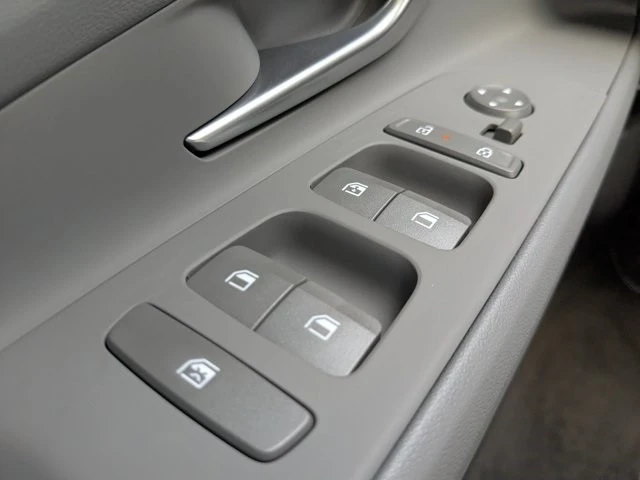 2025 Hyundai Elantra - Image 17 of 21