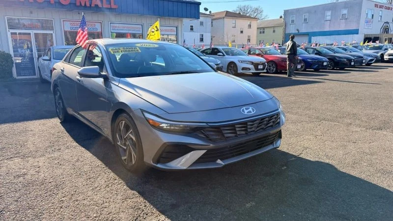 2025 Hyundai Elantra - Image 2 of 12