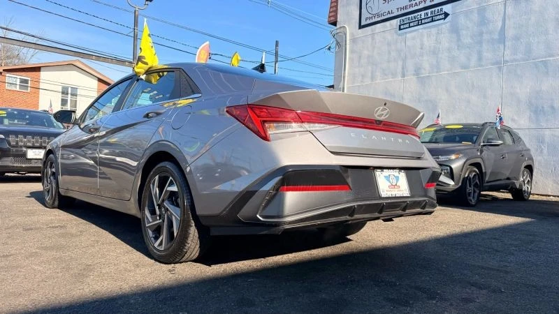 2025 Hyundai Elantra - Image 8 of 12