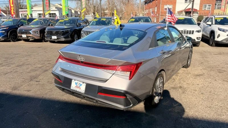 2025 Hyundai Elantra - Image 7 of 12