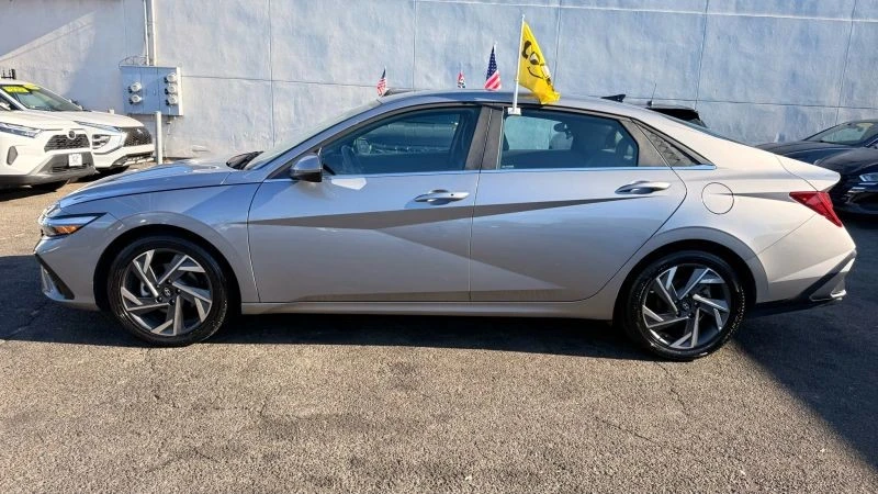 2025 Hyundai Elantra - Image 10 of 12