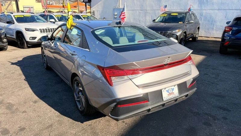 2025 Hyundai Elantra - Image 5 of 12