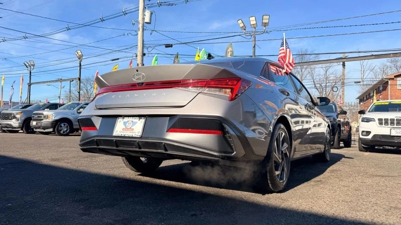 2025 Hyundai Elantra - Image 9 of 12