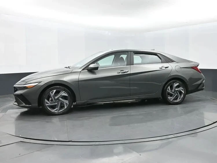 2025 Hyundai Elantra - Image 5 of 12