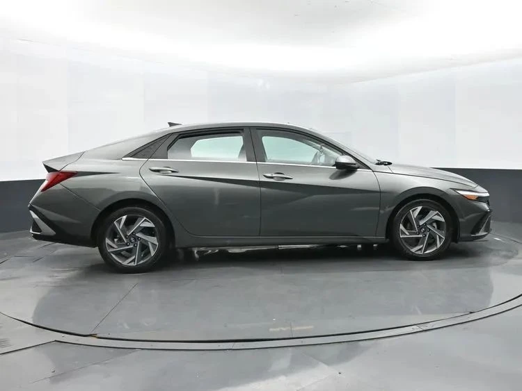 2025 Hyundai Elantra - Image 4 of 12