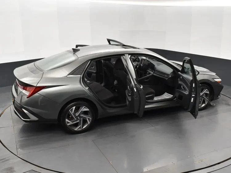 2025 Hyundai Elantra - Image 6 of 12