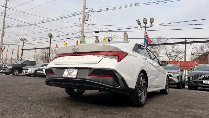 2025 Hyundai Elantra - Image 9 of 12