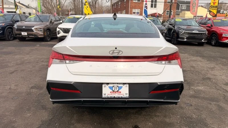 2025 Hyundai Elantra - Image 6 of 12