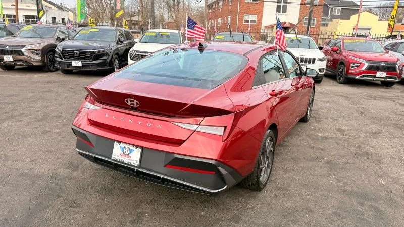 2025 Hyundai Elantra - Image 8 of 12