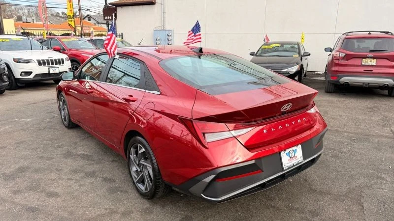 2025 Hyundai Elantra - Image 5 of 12