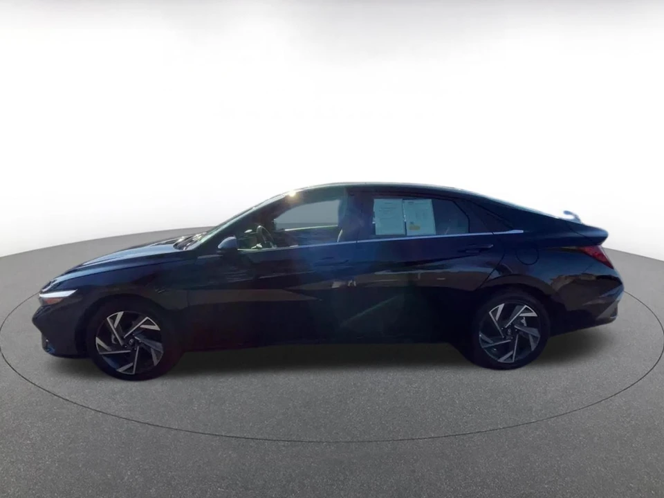 2025 Hyundai Elantra - Image 5 of 31