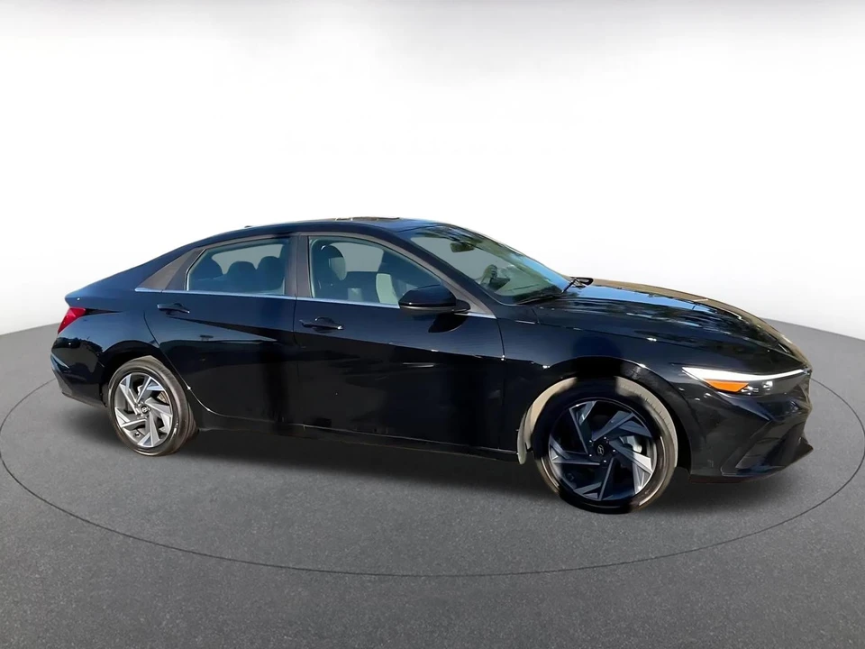 2025 Hyundai Elantra - Image 12 of 31