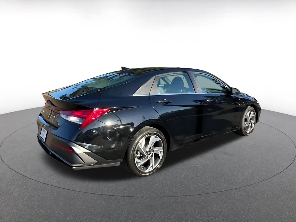 2025 Hyundai Elantra - Image 10 of 31