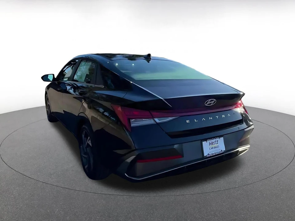 2025 Hyundai Elantra - Image 7 of 31