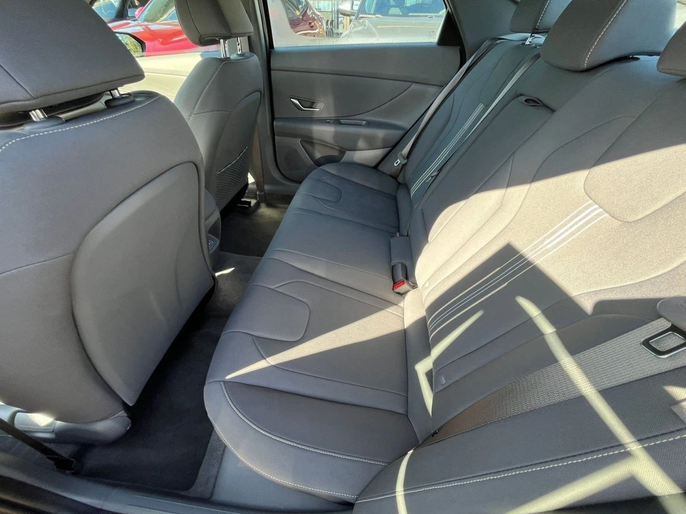 2025 Hyundai Elantra - Image 23 of 31