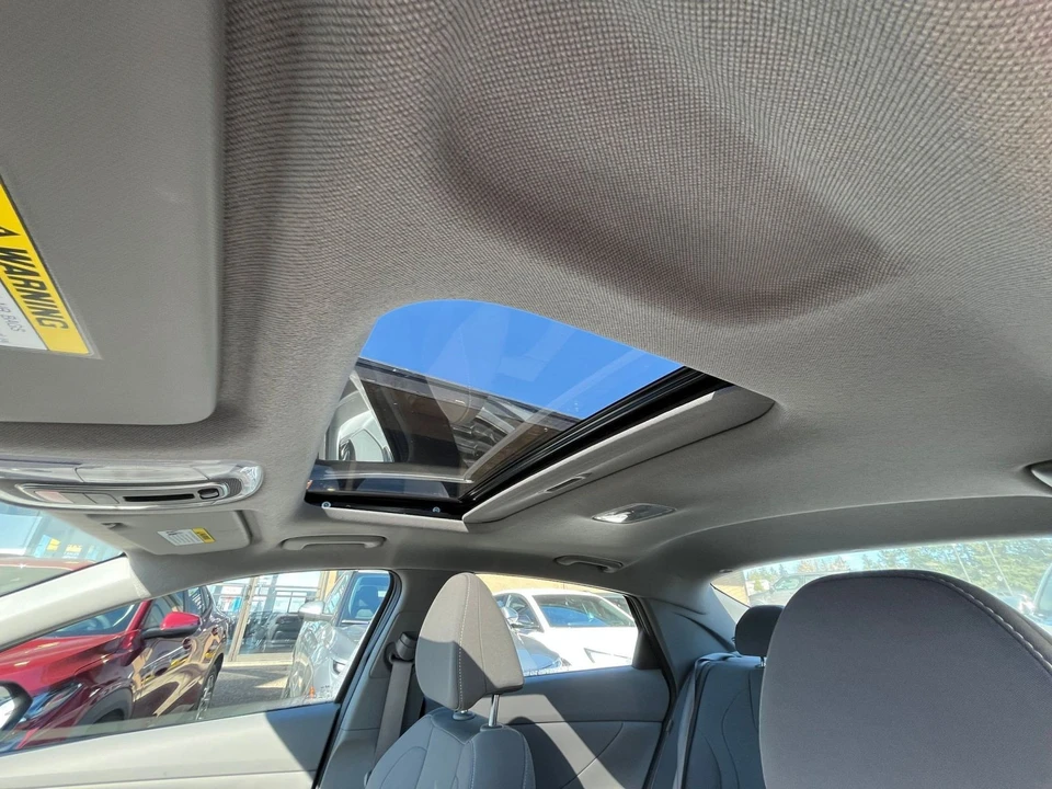 2025 Hyundai Elantra - Image 26 of 31