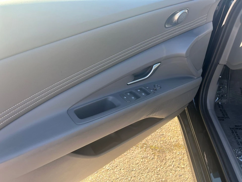 2025 Hyundai Elantra - Image 15 of 31
