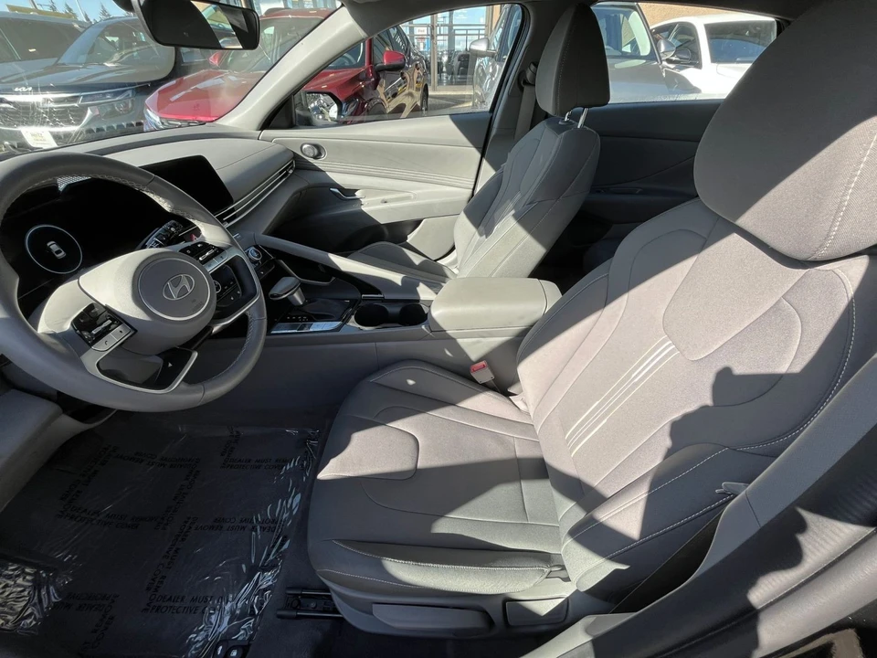 2025 Hyundai Elantra - Image 24 of 31