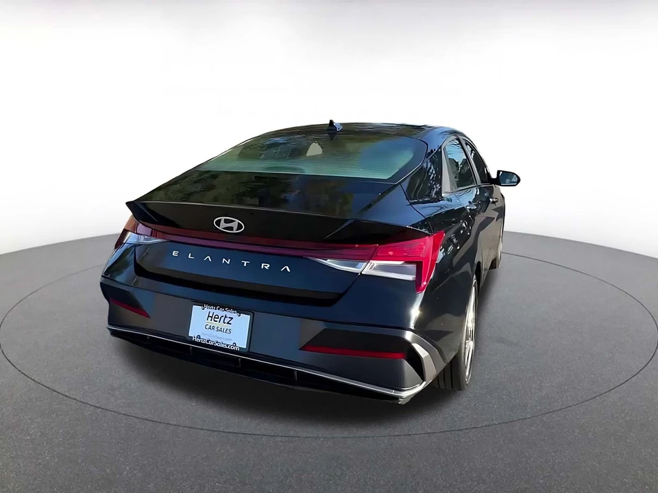 2025 Hyundai Elantra - Image 9 of 31