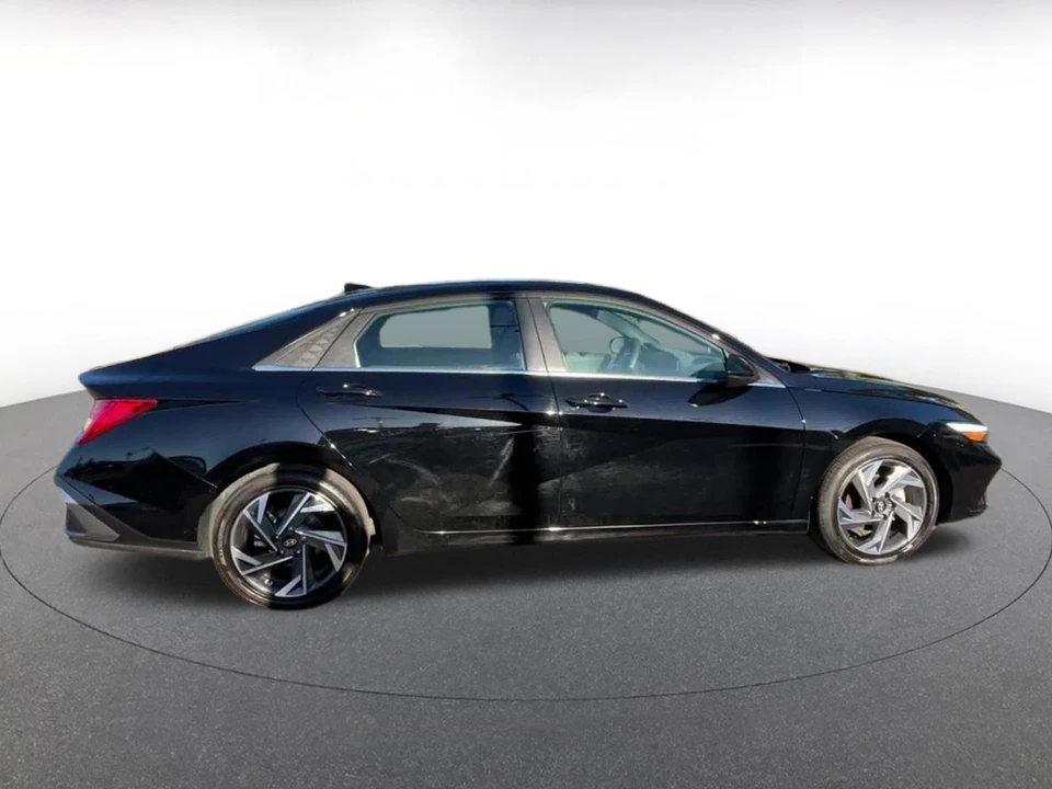 2025 Hyundai Elantra - Image 11 of 31