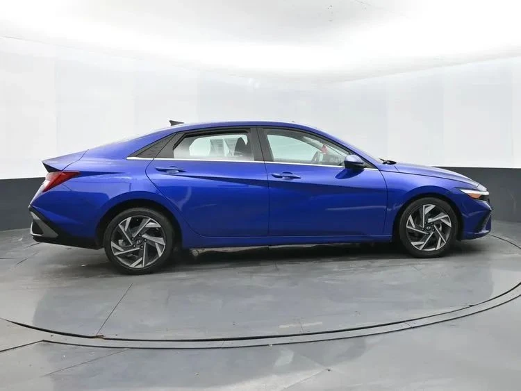 2025 Hyundai Elantra - Image 4 of 12